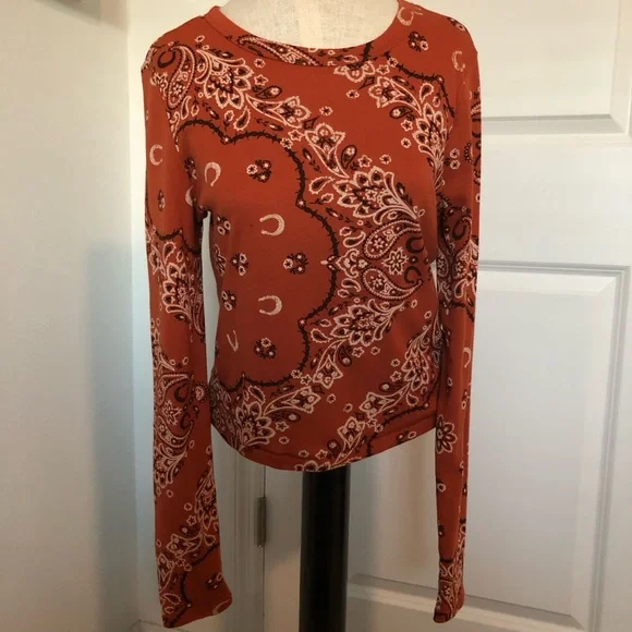 BDG Rust Bandana Print Crop Top - Picture 3 of 10